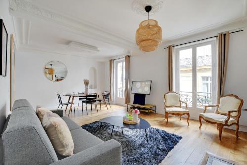 un salon avec un canapé et une table dans l'établissement Exclusive apartment - 1BR-4P - Arc de Triomphe, à Paris