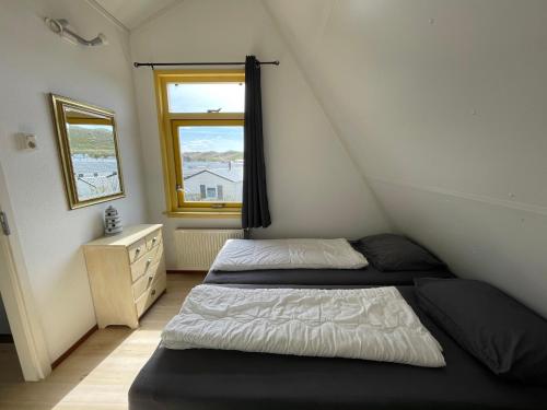 ユリアーナドルプにあるAlbatros 6 personenのベッドルーム1室(ベッド2台、窓付)
