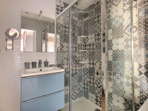 une salle de bain avec douche et lavabo dans l'établissement Juan Les Pins Centre - Studio Neuf Avec Terrasse - 3 Mins Des Plages - Jazz Apartment, à Antibes