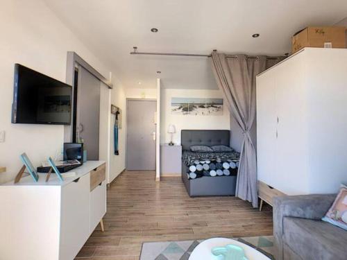 un salon avec un lit et un canapé dans l'établissement Juan Les Pins Centre - Studio Neuf Avec Terrasse - 3 Mins Des Plages - Jazz Apartment, à Antibes