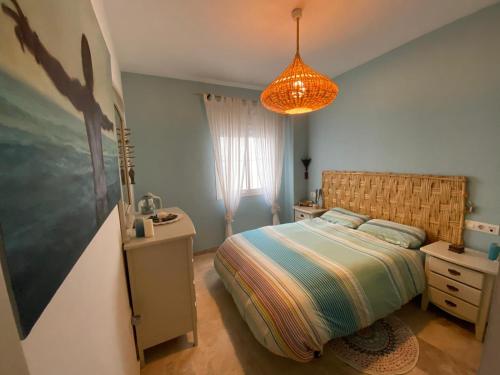 een slaapkamer met een bed, een wastafel en een lamp bij La casa de Payán con parking gratuito! in Camas