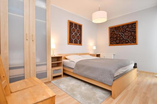 sypialnia z łóżkiem w pokoju w obiekcie Apartamenty NAVIGATOR-Rezydencja Portowa 14 w Kołobrzegu