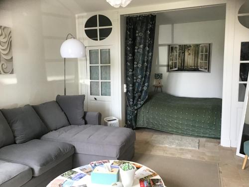 un salon avec un canapé et une table dans l'établissement Les Tamayas, à Noizay