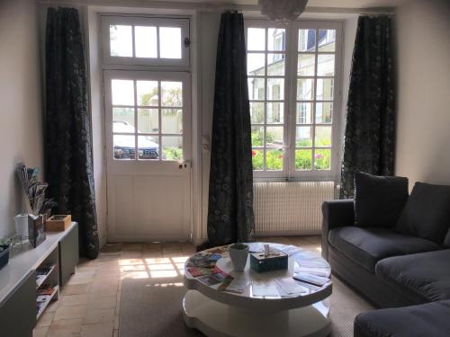 un salon avec un canapé et une table basse dans l'établissement Les Tamayas, à Noizay