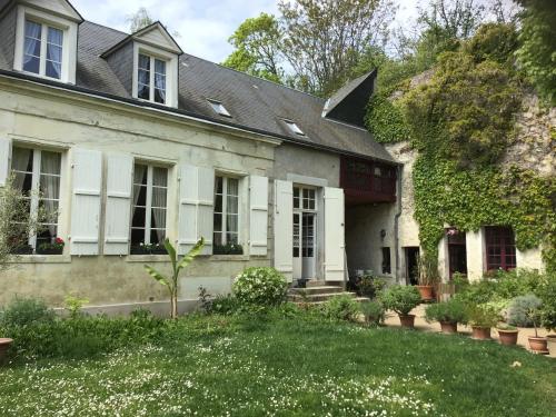 une maison ancienne avec un jardin en face dans l'établissement Les Tamayas, à Noizay