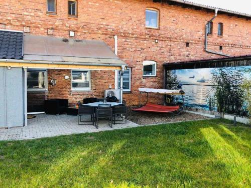 a backyard with a brick building with a patio at Ferienwohnung Seenrunde 