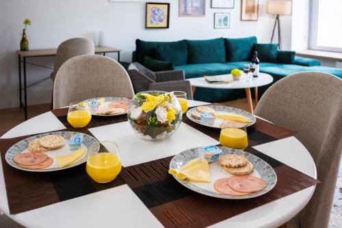 Billede fra billedgalleriet på Spacious and Bright 2BDR Apartment in the Old Town i Sarajevo