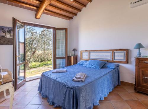 a bedroom with a bed and a large window at Agriturismo Valle dei Venti in La Sdriscia