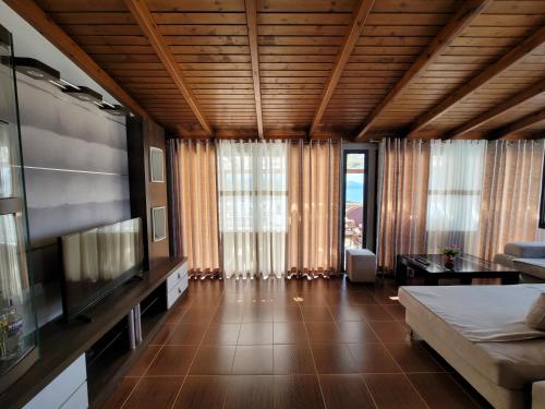 een woonkamer met een grote flatscreen-tv bij Villa JIOTA in Ksamil