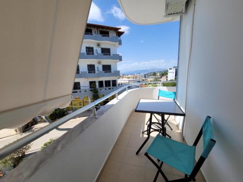 卡薩米里的住宿－Villa JIOTA，大楼内的阳台配有桌椅