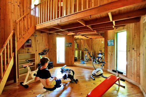 The fitness centre and/or fitness facilities at Village Nature et Océan à côté de la plage avec piscine et jacuzzi