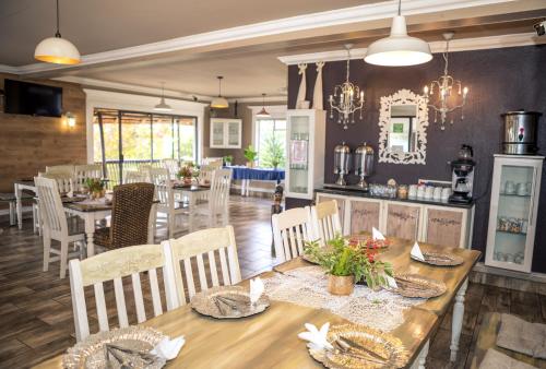 a dining room with a table and chairs and a kitchen at Big 5 Guest House Witbank in Witbank