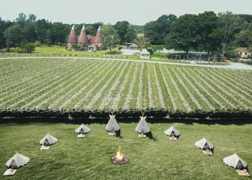 Κήπος έξω από το Oastbrook Glamping