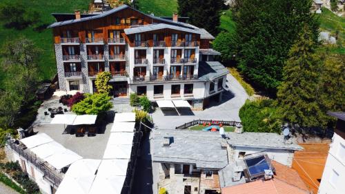 eine Luftaufnahme eines Hauses mit Swimmingpool in der Unterkunft Hotel Miramonti Family & SPA in Frabosa Soprana