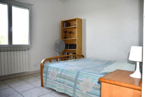 - une chambre avec un lit et une étagère dans l'établissement Villa F5-Wifi-piscine Saint Gely du Fesc, à Saint-Gély-du-Fesc