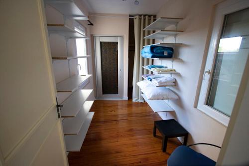 a hallway with white shelves on the wall at APPARTEMENT 1 à 9 personnes Hagetmau coeur de ville in Hagetmau
