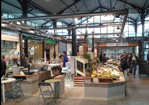 un marché avec des gens se promenant dans un bâtiment dans l'établissement L’ESCALE, à Bergerac
