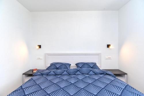 1 dormitorio con 1 cama azul y 2 almohadas en House Marta 2157 en Žminj