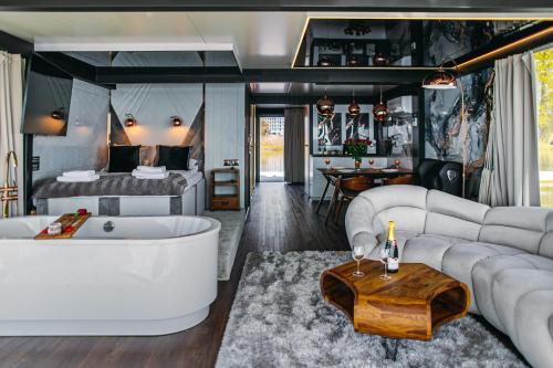 Svetainės erdvė apgyvendinimo įstaigoje Domki na wodzie - Grand HT Houseboats - with sauna, jacuzzi and massage chair