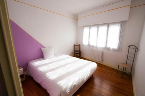 a bedroom with a white bed and a window at APPARTEMENT 1 à 9 personnes Hagetmau coeur de ville in Hagetmau