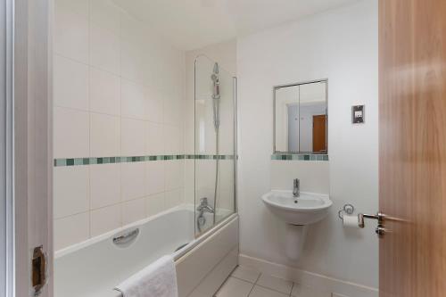 Et badeværelse på Serene Waterfront Rooms - ExCel