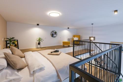 een woonkamer met een bed en een trap bij Vila Rina in Bled