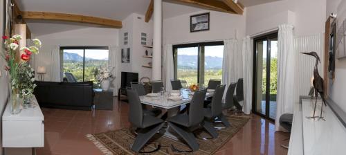 une salle à manger avec une table et des chaises dans l'établissement VILLA CHATILLON, à Châtillon-en-Diois