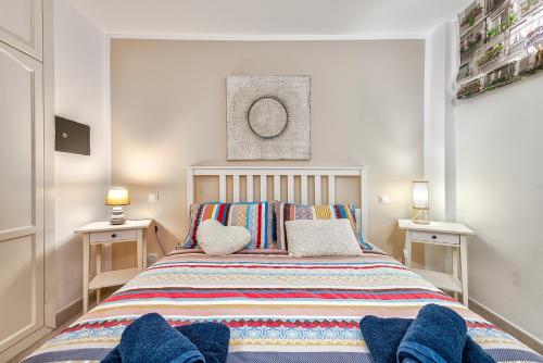 - une chambre avec un grand lit et 2 tables dans l'établissement Casa complesso Tanife Yumbo, à Playa del Ingles