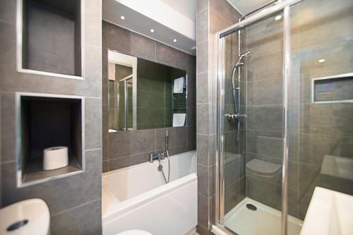 Kylpyhuone majoituspaikassa Sea View- Stunning 2 bedroom apartment with charm