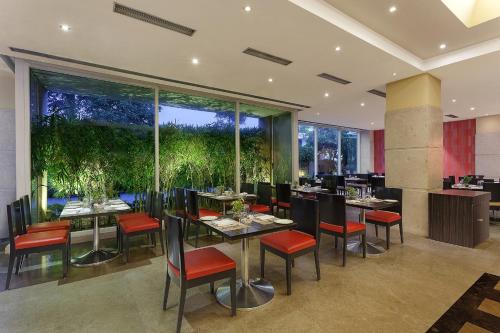 Restoran atau tempat lain untuk makan di Hometel Roorkee