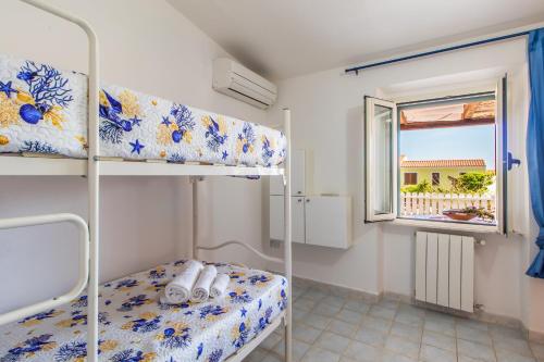 カーポ・テスタにあるMichelinaのベッドルーム1室(二段ベッド2台、窓付)が備わります。