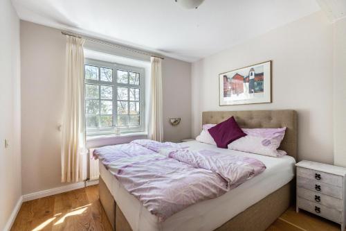 Un pat sau paturi într-o cameră la Denkerhof Fewo Blume des Lebens