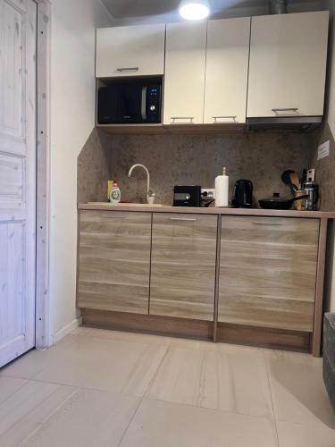 Η κουζίνα ή μικρή κουζίνα στο Nõmme Apartments
