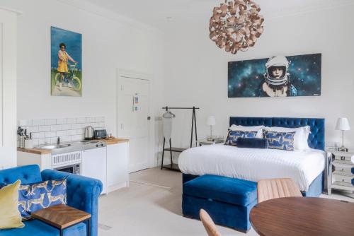 A bed or beds in a room at 4 Berkeley Square I Your Apartment
