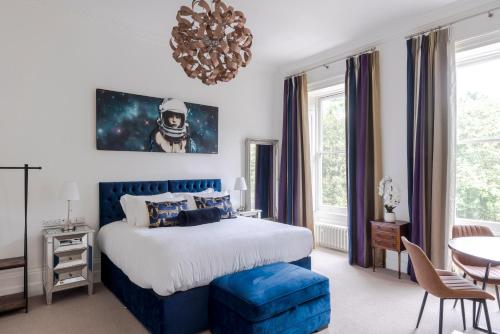 Voodi või voodid majutusasutuse 4 Berkeley Square I Your Apartment toas