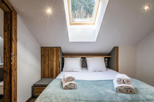 Tempat tidur dalam kamar di Chalet Herzog Argentière Chamonix - by EMERALD STAY