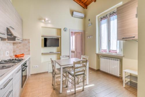 a kitchen with a table and chairs in a room at Residence Viviverde in Terni