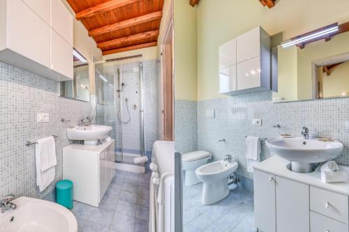 a bathroom with two sinks and a toilet and a shower at Residence Viviverde in Terni