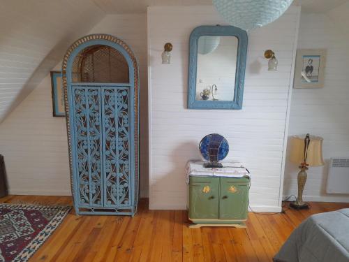 a room with a door and a table and a mirror at Aux portes de locronan in Quéménéven