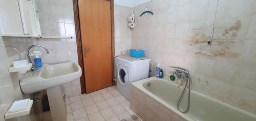 een badkamer met een wastafel en een wasmachine bij Villa Francesca in Celle di Bulgheria
