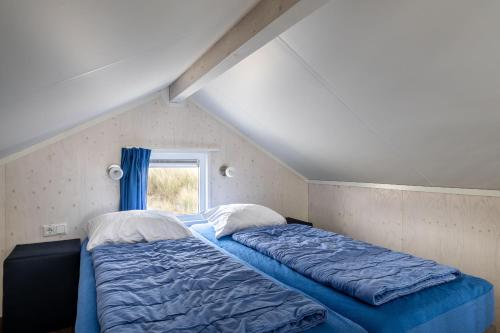 מיטה או מיטות בחדר ב-Strandbungalows Vrouwenpolder