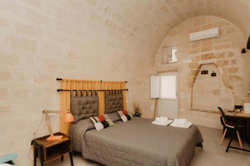 
a bedroom with a bed and a desk at Le Dodici Lune in Matera
