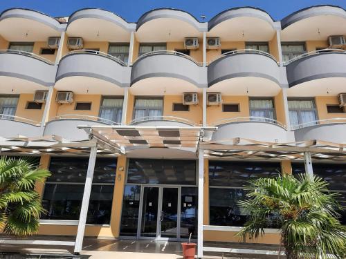 Gallery image of Hotel La Perla in Shëngjin