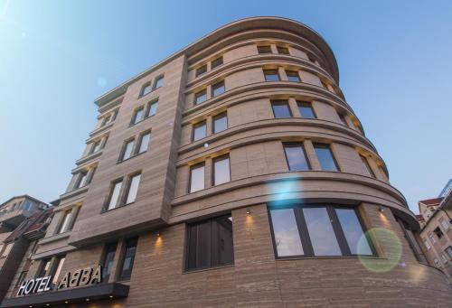 wysoki budynek z zaokrąglonym narożnikiem w obiekcie Abba Hotel w Belgradzie