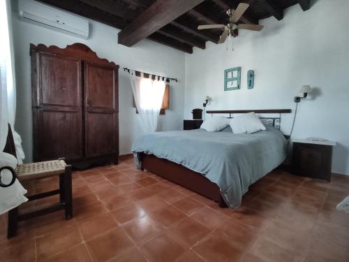 een slaapkamer met een bed en een plafondventilator bij Can Pep Frit in Ibiza-stad