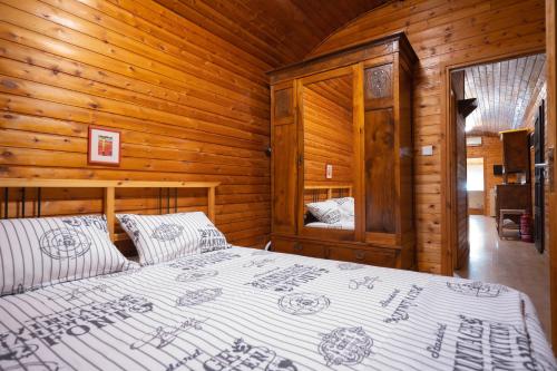 Llit o llits en una habitació de Train in the Forest