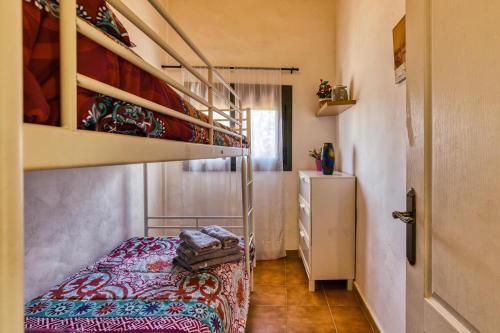 een kleine kamer met een bed en een stapelbed bij Castell del Montgrí in Torroella de Montgrí