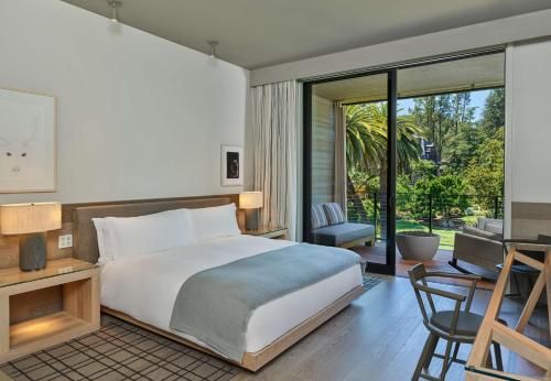 Postel nebo postele na pokoji v ubytování Alila Napa Valley, a Hyatt Resort