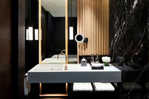 Bathroom sa Park Hyatt Jakarta