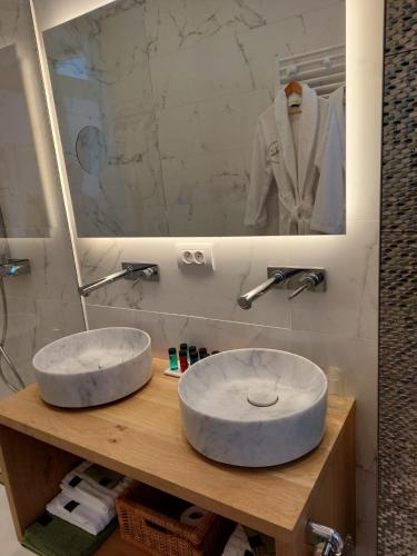 a bathroom with two marble sinks and a mirror at St-Georges IV in Ypres